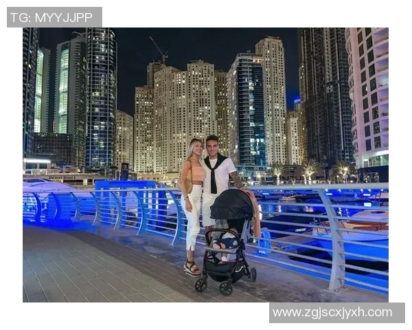 足球明星穆勒与女友甜蜜瞬间大揭秘精彩图片分享 足球明星穆勒与女友甜蜜瞬间大揭秘精彩图片分享