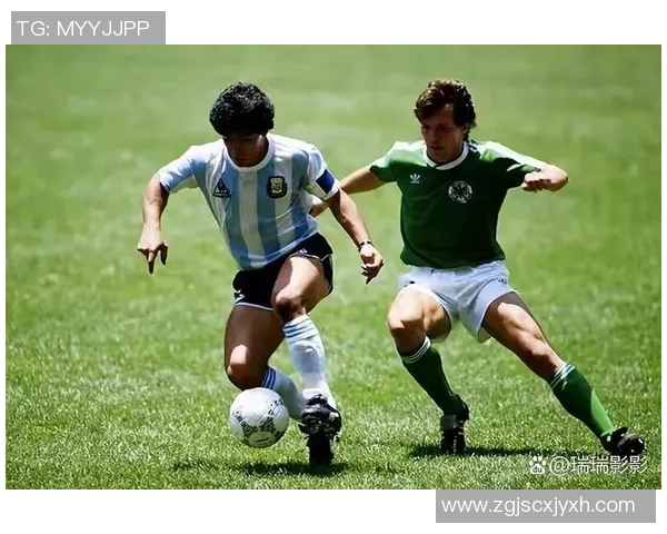 足球明星的笑容背后隐藏的故事与情感解析